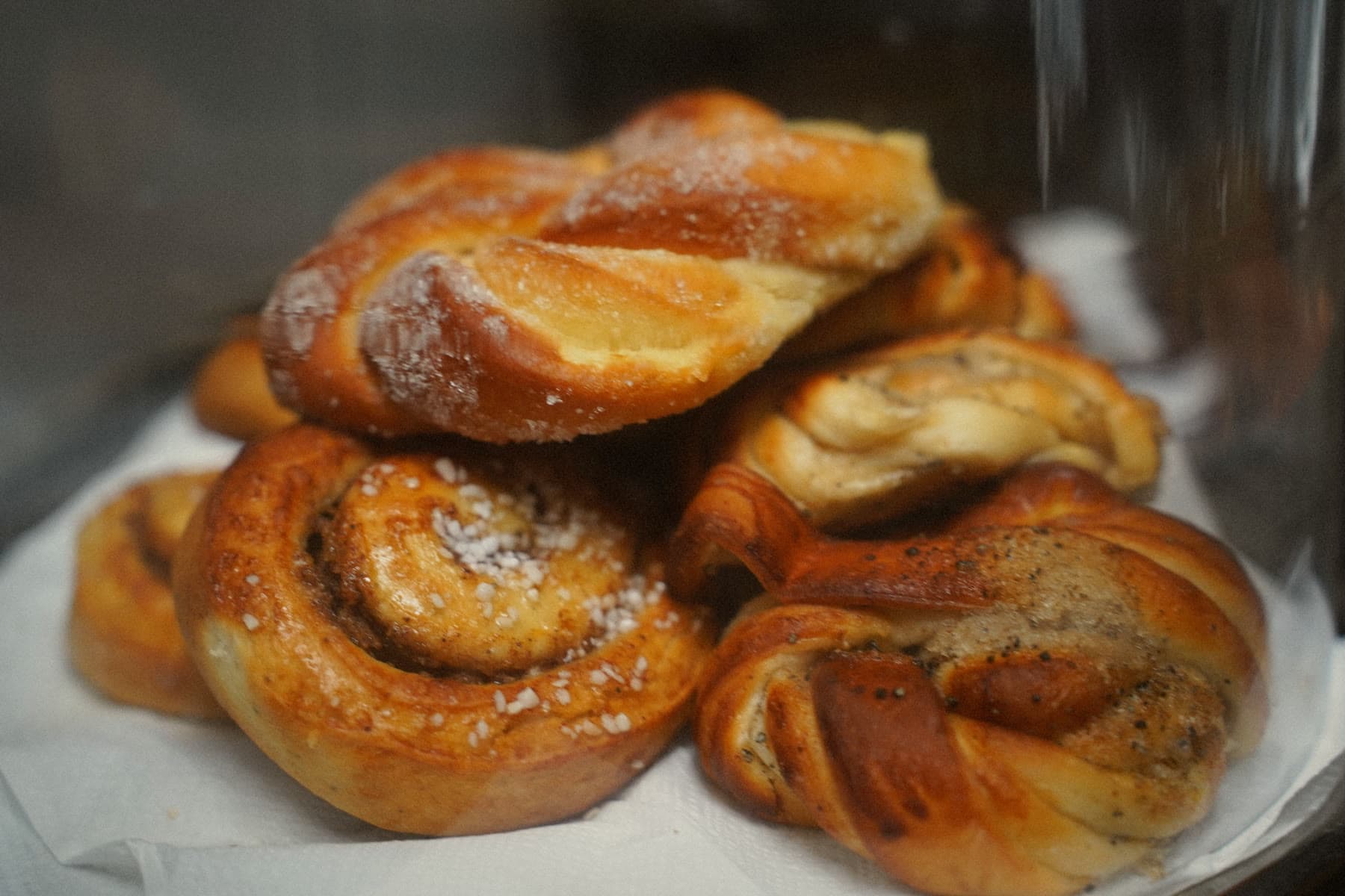 Nybakade kanelbullar med pärlsocker på Kafé Arte