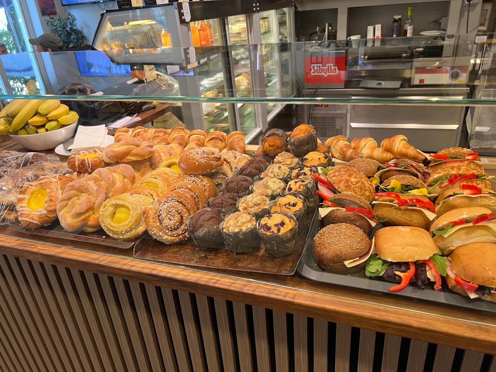 Disken på Kafé Arte fylld med hembakat fikabröd, bullar och smörgåsar