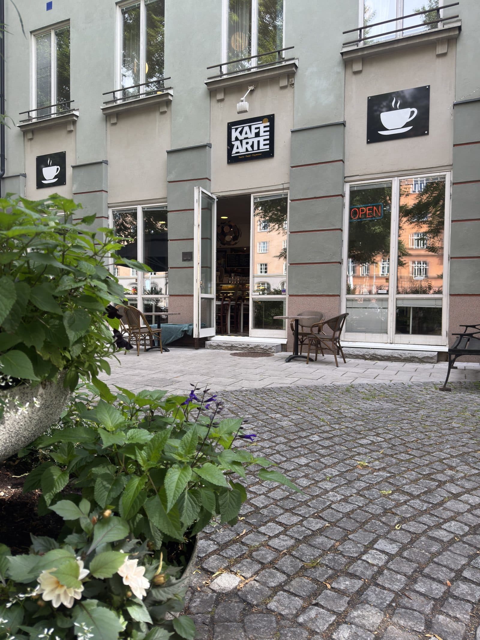 Entrén till Kafé Arte på Birger Jarlsgatan 70 med uteservering och skylt