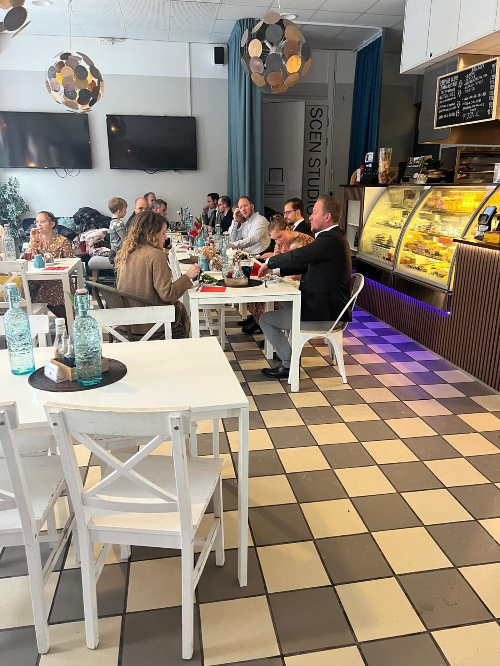 Festdukat långbord vid kalas på Kafé Arte, Östermalm