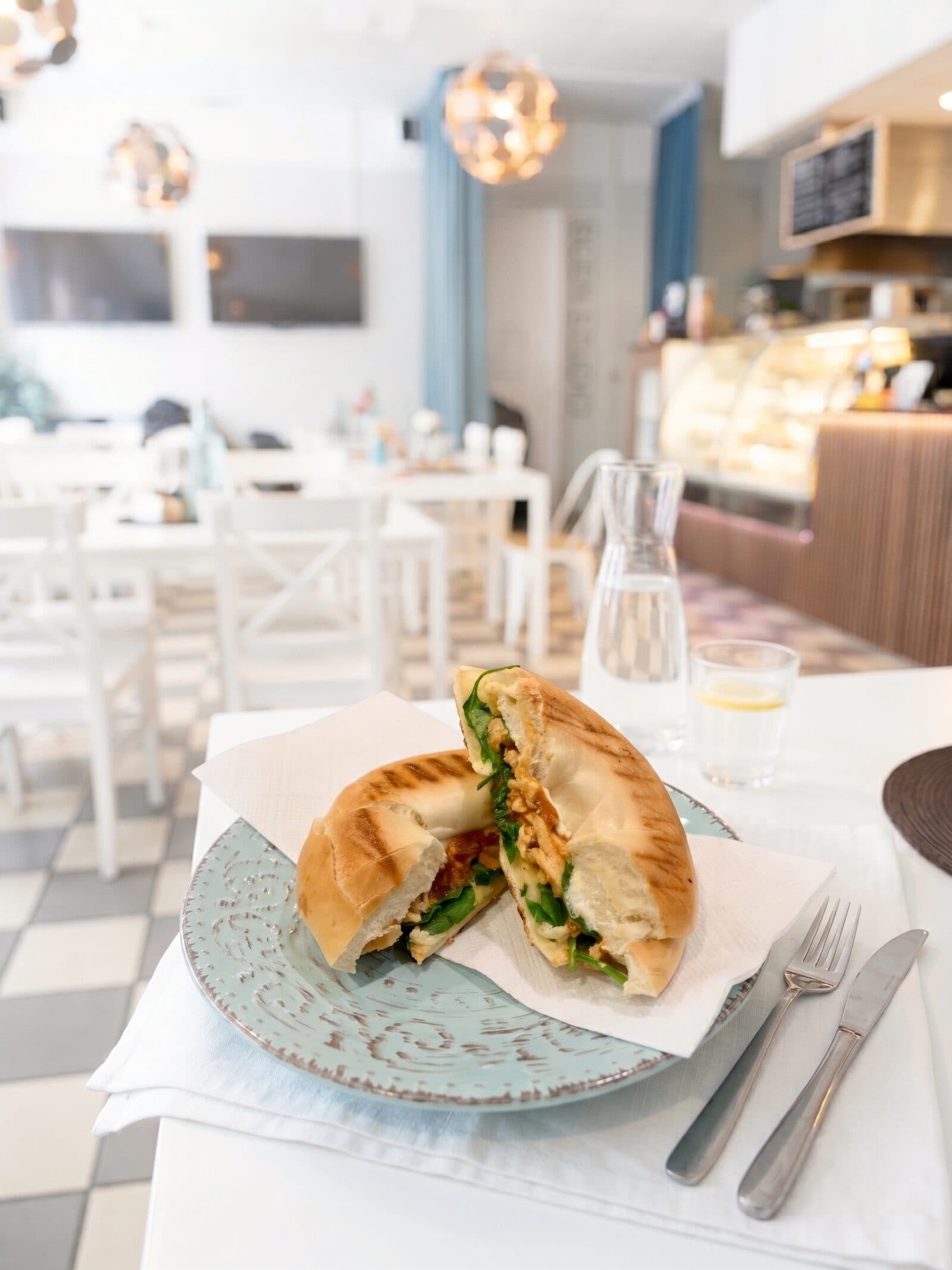 Grillad panini med kyckling och spenat på Kafé Arte