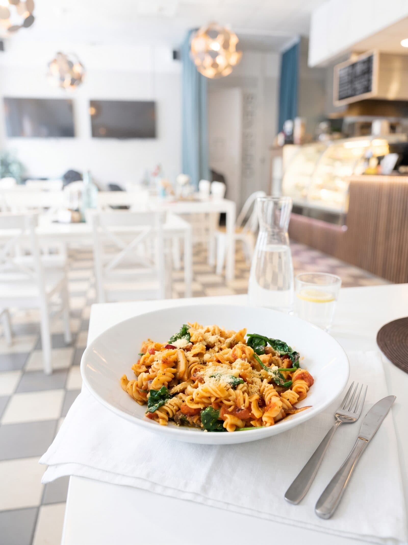 Pasta arrabbiata med spenat och parmesan serverad på Kafé Arte