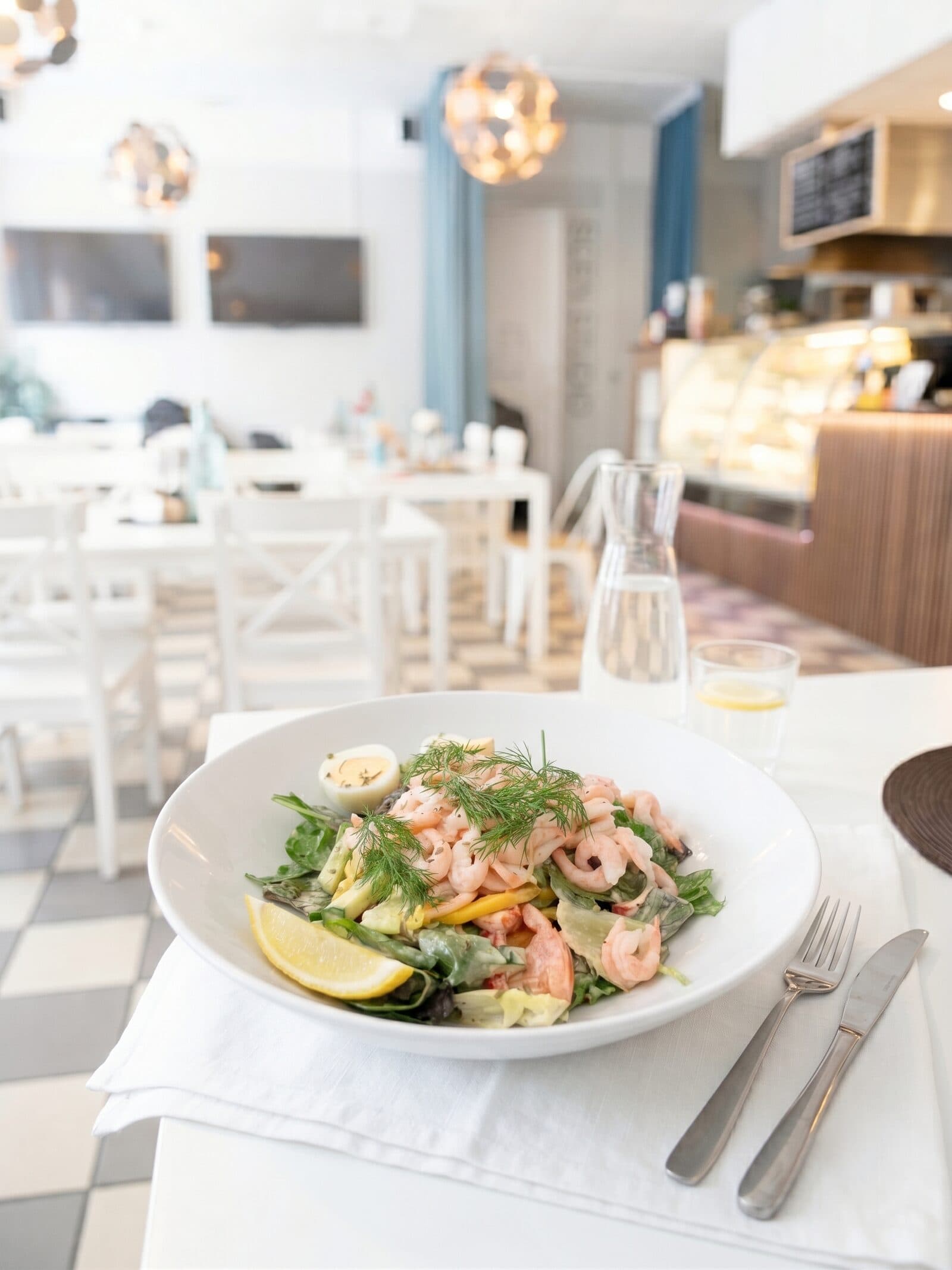 Räksallad med ägg, citron och dill på Kafé Arte